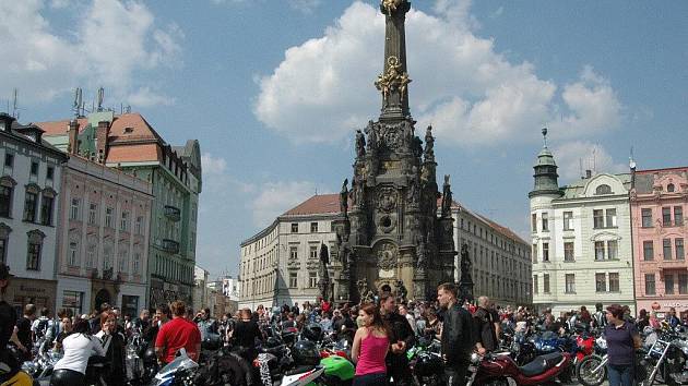 Motorkáři na Horním náměstí v Olomouci