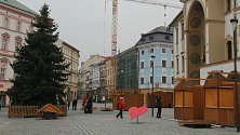 Stavba stánků pro vánoční trhy na olomouckém Horním náměstí, 23. listopadu 2020