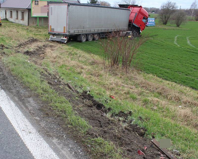 Kamion skončil v poli