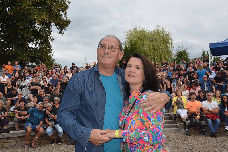 Festival Hanácké Woodstock, který se konal v sobotu odpoledne ve Velké Bystřici, přitáhl davy lidí. Na koncertě Vašo Patejdla se pod pódiem i tančilo.