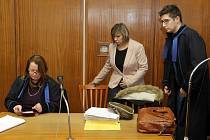 Soud v kauze tragického pádu dítěte z jedoucího vlaku - obžalovaná průvodčí (uprostřed) u okresního soudu v Olomouci