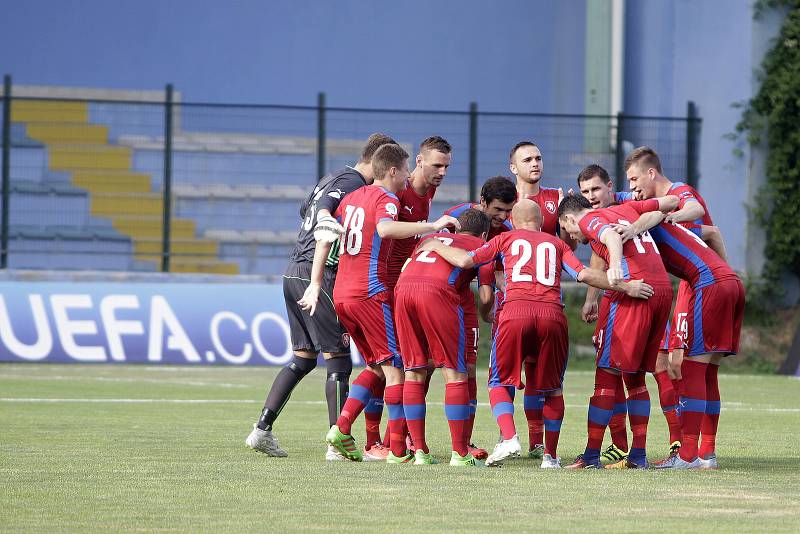 Tým amatérské fotbalové reprezentace z Olomouckého kraje (v červeném) podlehl regionu Jižního Ruska 1:2
