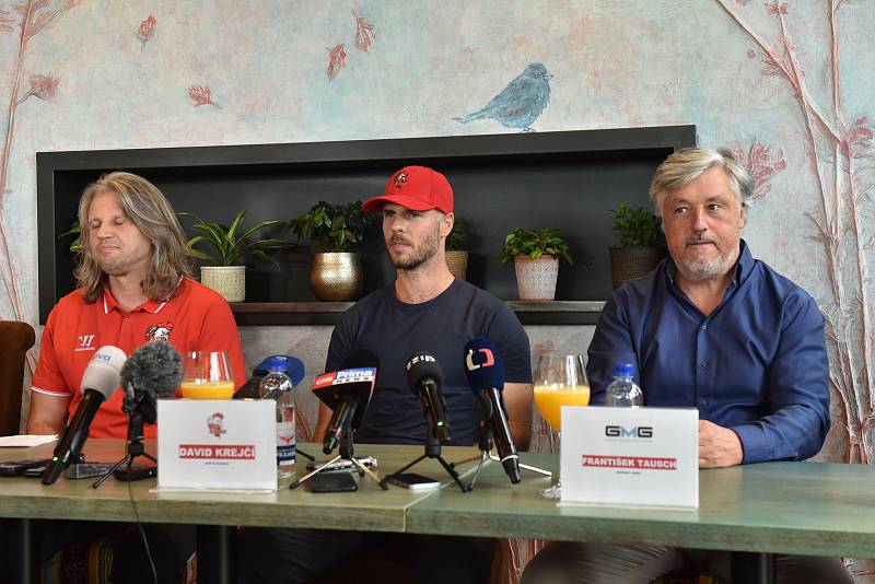 Hokejisté Olomouce na tiskové konferenci představili hvězdnou posilu - Davida Krejčího. Jan Tomajko, David Krejčí, František Tausch.