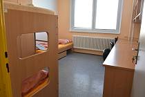 Třílůžkový pokoj na univerzitní koleji Generála Svobody v Olomouci. V pokoji je postel a dvoumístná palanda, její vrchní část však většinou slouží jen jako odkládací prostor nebo místo k přespání návštěv