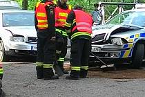 Policejní vůz se při zásahu v ulici Jarmily Glazarové v Olomouci srazil s hledaným autem