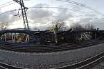 Hasiči rozřezávali motorovými pilami velké kusy dřeva a odklízeli z trati v železniční stanici v Prosenicích, kde došlo k vykolejení vlaků. 14. ledna 2022