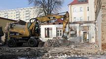 Demolice nízkopodlažní budovy na ZŠ Hálkova v Olomouci - začaly tak práce na budování nové přístavby