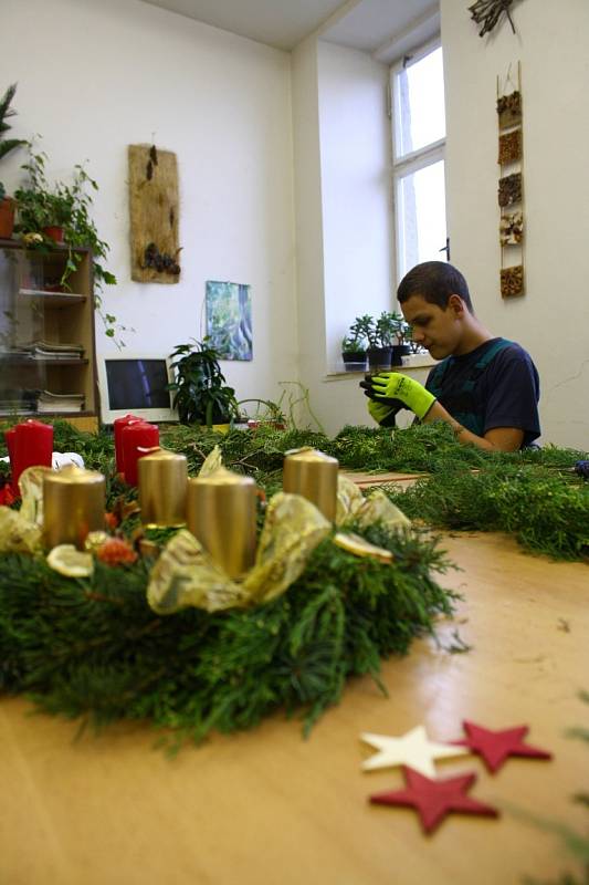 Studenti zahradnického oboru připravují adventní věnce