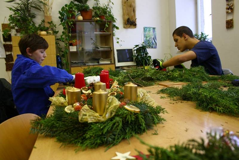 Studenti zahradnického oboru připravují adventní věnce