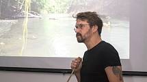 Zpěvák Dan Bárta přednáší na Přírodovědecké fakultě v Olomouci o úskalích tropické odontologie