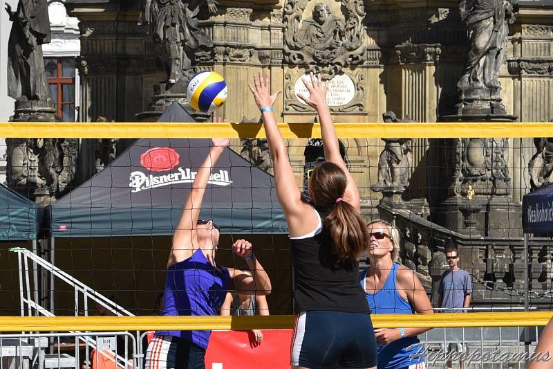 Beach-volejbalová show olomouckých a šternberských volejbalistek na olomouckém Horním náměstí