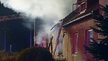 Hasiči likvidují požár rodinného domu v Bouzově-Podolí, při kterém byla zraněna jedna osoba.