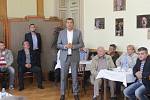 Přerovský radní Petr Vrána (ANO) na debatě s lídry politických stran v Městském domě v Přerově