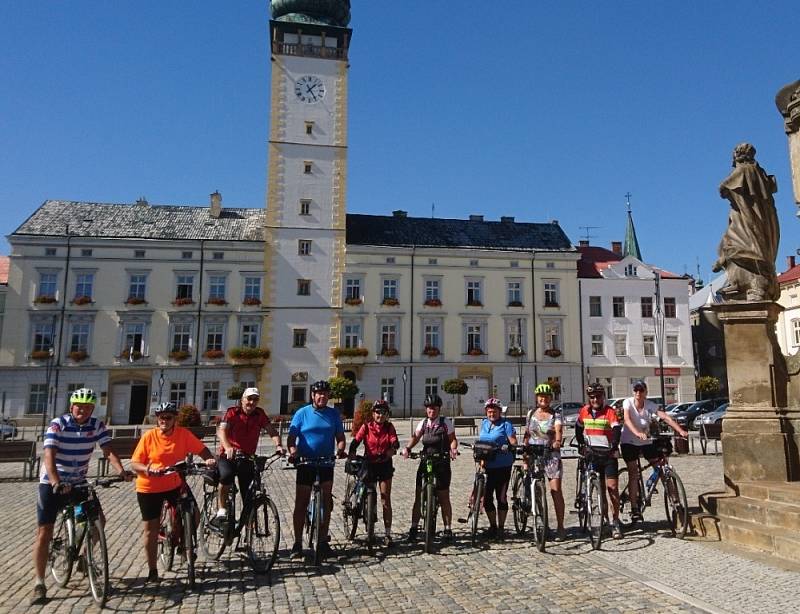 Deset královéhradeckých cyklistů v Olomouci a okolí.