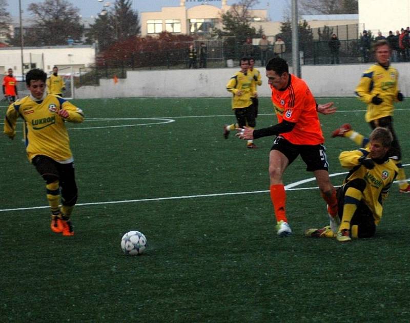 Fotbalisté Sigmy Olomouc (v oranžovém) v přípravě zdolali Zlín.