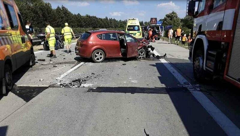 Popis fotky: ČR-nehoda-D35-Olomoucko - Jeden nákladní vůz a čtyři osobní automobily havarovaly 19. června 2021 na dálnici D35 u obce Daskabát nedaleko Přáslavic na Olomoucku kvůli zvlněnému a popraskanému povrchu vozovky, který poškodily vysoké teploty.  