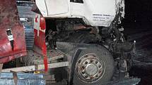 Srážka dvou kamionů a škodovky u Unčovic zablokovala tah Olomouc - Mohelnice