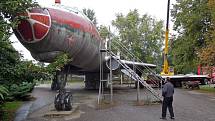 Rozebírání olomouckého letadla Tu-104