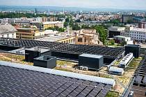 Fakultní nemocnice Olomouc osazuje střechy svých budov fotovoltaickými systémy. Na snímku panely na střeše budovy A - centrálního monobloku.