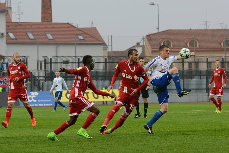 Olomoučtí fotbalisté (v červeném) porazili Znojmo 4:1 a slavili postup do první ligy