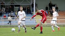 Fotbalisté Uničova porazili 1. HFK Olomouc (v bílém) 3:1. Aleš Krč (v červeném)