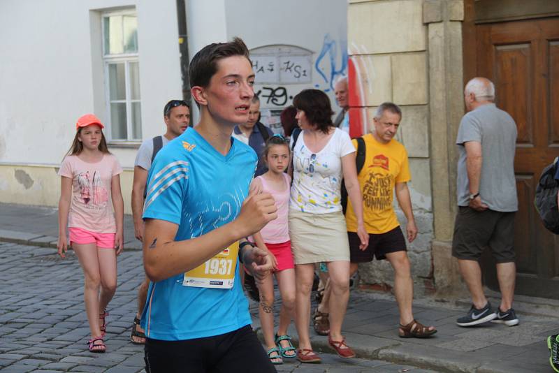 Tisíce amatérských i profesionálních běžců zaplnily v sobotu ulice Olomouce.