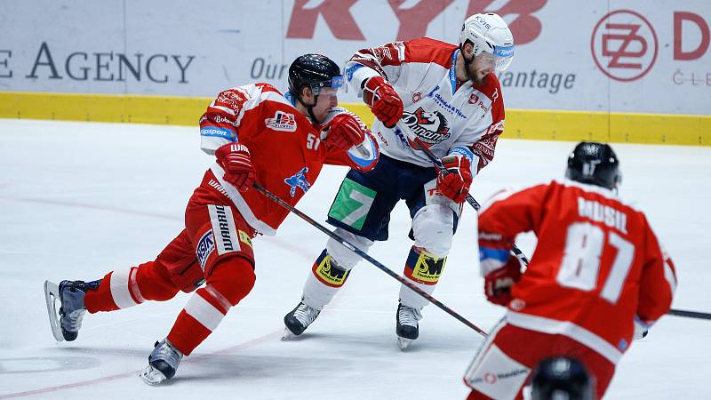 Utkání Tipsport extraligy mezi HC Dynamo Pardubice (v bíločerveném) a HC Olomouc