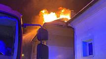 Hasiči zasahují u tragického požáru bytového domu v Moravském Berouně