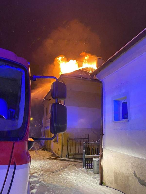 Hasiči zasahují u tragického požáru bytového domu v Moravském Berouně