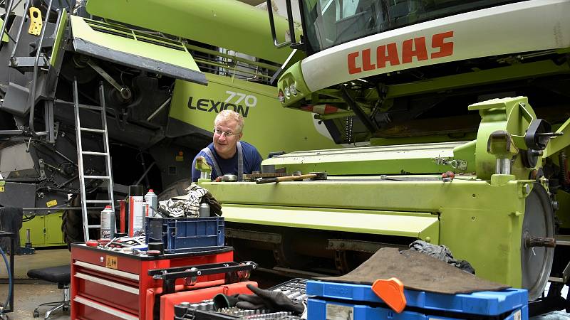 Opravna zemědělských strojů Agroservis Sedláček v Příkazích na Olomoucku, květen 2021