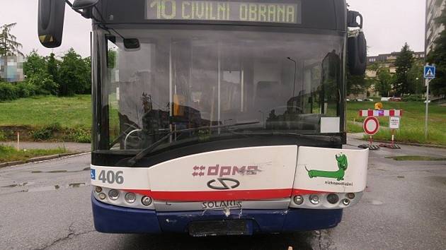 Srážka autobusu a auta na křižovatce ulic I. P. Pavlova, Hraniční a Okružní  v Olomouci, 25. 5. 2022