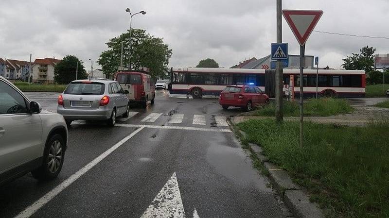 Srážka autobusu a auta na křižovatce ulic I. P. Pavlova, Hraniční a Okružní  v Olomouci, 25. 5. 2022