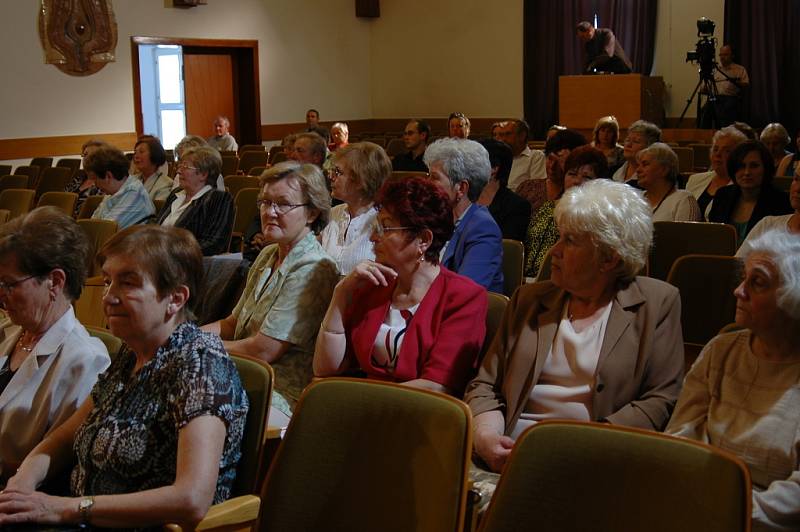 Studenti Univerzity třetího věku slavnostně zakončili studium.