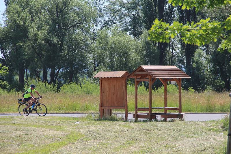 Nový úsek cyklostezky bude začínat u odpočívadla s informační tabulí a povede směrem k místním rybníkům.