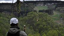 Lanový skluz zipline přes Šumenské údolí ve Sport areálu Klíny v Krušných horách