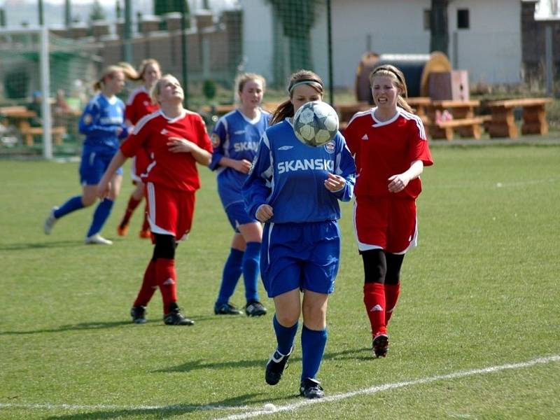 Olomoucké fotbalistky (v červeném) porazily v zápase 10. kola MSLŽ tým FC Brno 3:0.