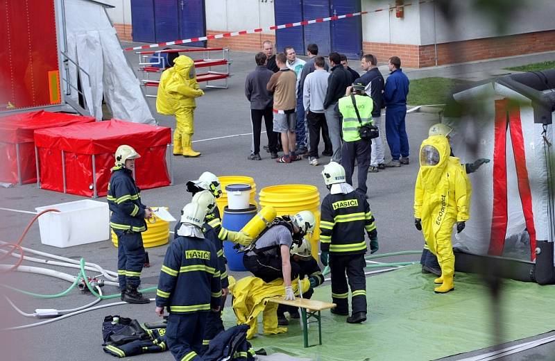 Hasiči nacvičovali co dělat na poště při nalezení podezřelého prášku.