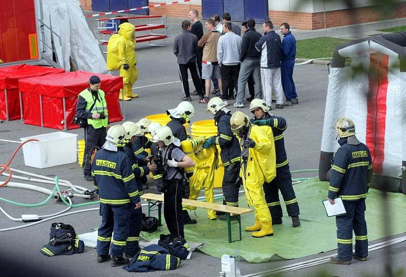 Hasiči nacvičovali co dělat na poště při nalezení podezřelého prášku.