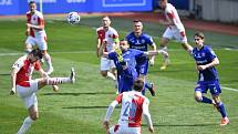 Čtvrtfinále českého fotbalového poháru MOL Cup: SK Sigma Olomouc - SK Slavia Praha 28. dubna 2021 v Olomouci. (střed) Ondřej Kúdela ze Slavie a Radim Breite z Olomouce.