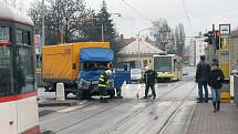 Srážka náklaďáku s tramvají ochromila na několik hodin tramvajovou dopravu.