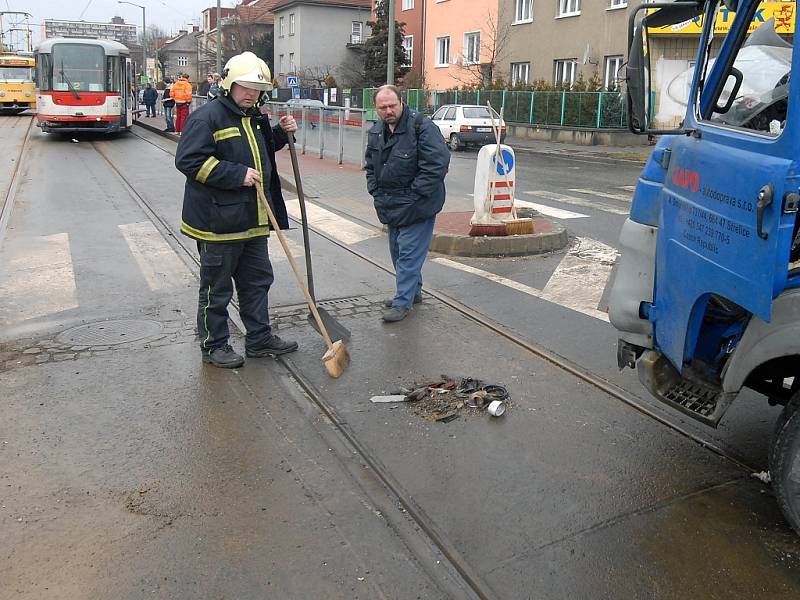 Hasiči využili čekání na vyprošťovací vůz...