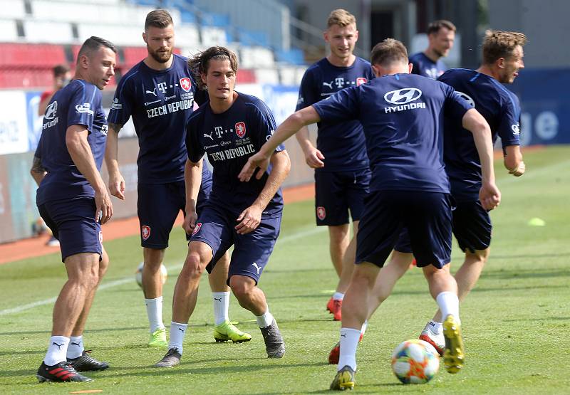 Trénink české fotbalové reprezentace na Andrově stadionu před zápasem s Černou Horou. Patrik Schick, Marek Suchý