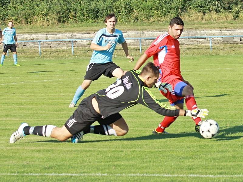 Fotbalisté Šternberka (v červeném) proti Kozlovicím