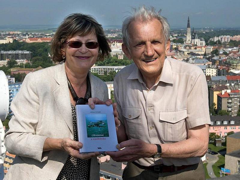 Historik Milan Tichák pokřtil na střeše RCO svou novou knihu Olomouc z nadhledu