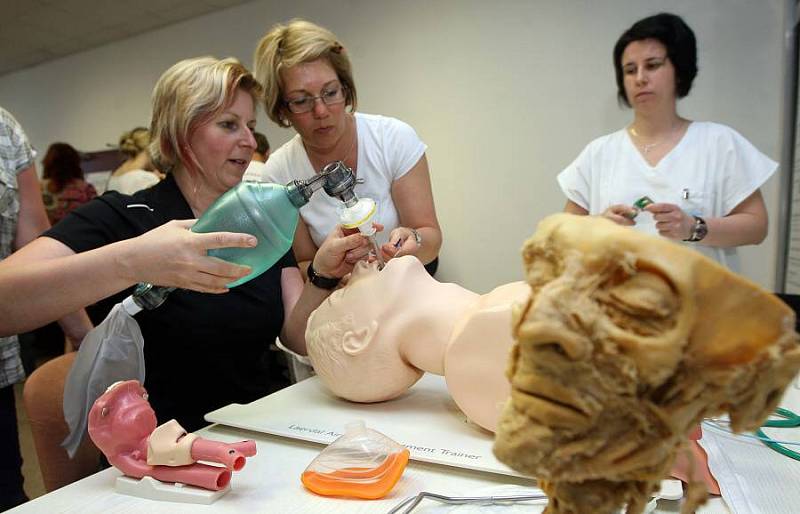 Workshop urgentní medicíny pro studenty s preparáty skutečných částí lidských těl