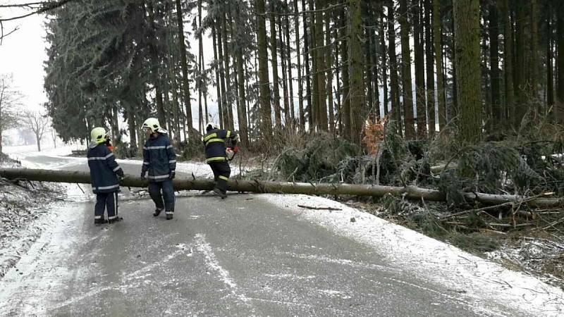 Sobota 17. března 2018. Hasiči odstraňují následky silného větru v Olomouckém kraji