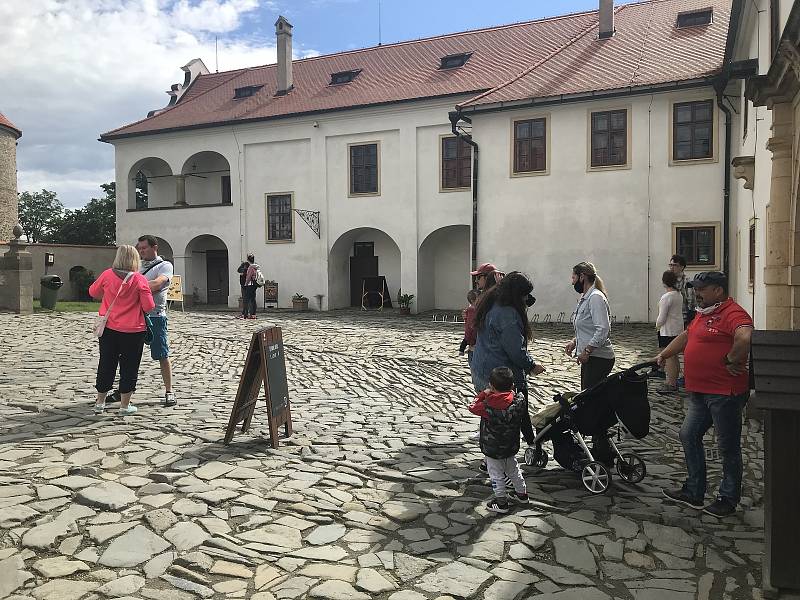 Hrad Bouzov opět dobývají turisté. V rouškách a s rozestupy. (6.června 2020)