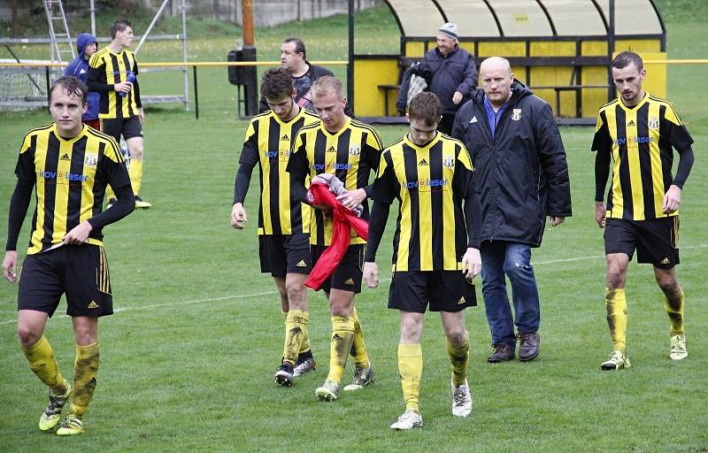 Fotbalisté Nových Sadů (ve žluto-černém) remizovali se Stráním 0:0.