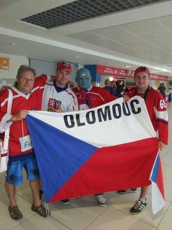 Olomoučtí fanoušci před závěrečným mačem Česka proti Švédsku v Minsk Areně.