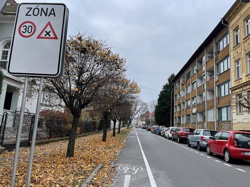 Z velké části ulice Na Vozovce v Olomouci je jednosměrka. Součástí je i nové vodorovné dopravní značení umožňující obousměrný pohyb cyklistů. 24.11.2021